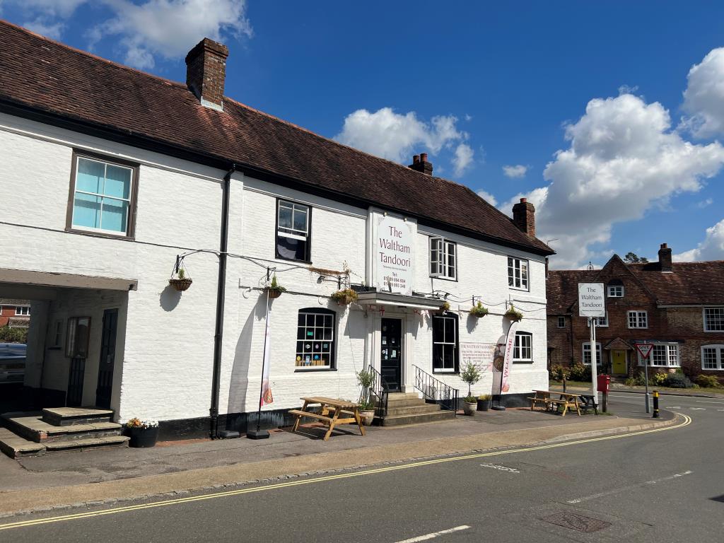 Lot: 125 - FREEHOLD INVESTMENT INCLUDING RESTAURANT WITH LIVING ACCOMMODATION OVER -